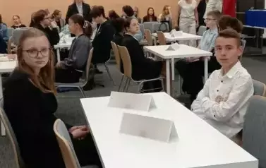 uczeń i uczennica podczas debaty uczniowskiej