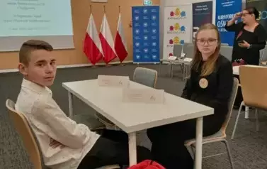 uczeń i uczennica podczas debaty uczniowskiej