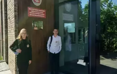 uczeń i uczennica przed siedzibą IPN w Bydgoszczy