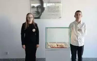 uczeń i uczennica w siedzibie IPN w Bydgoszczy