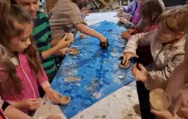 dzieci lepiące z gliny