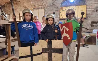 dzieci w przebraniach rycerzy krzyżackich