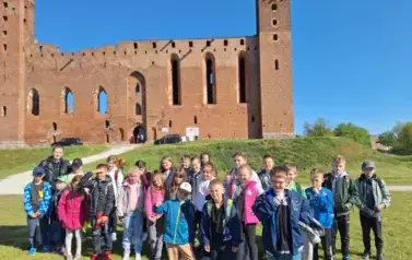 dzieci na tle zamku krzyżackiego