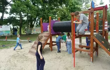 dzieci na placu zabaw