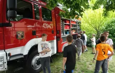 dzieci oglądający w&oacute;z strażacki