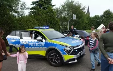 uczniowie przed radiowozem policyjnym