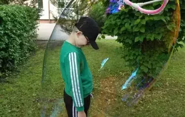 uczeń zamykany w bańce mydlanej