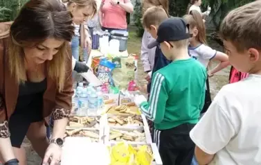 panie z Rady Rodzic&oacute;w podające dzieciom przekąski