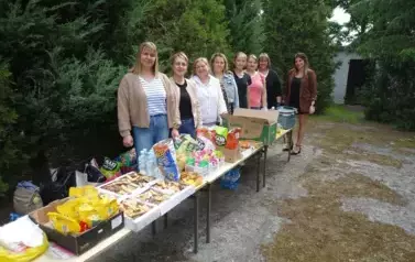 panie z Rady Rodzic&oacute;w przy stole pełnym przekąsek dla dzieci