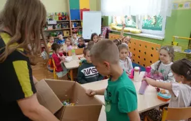 Dzieci częstujące się cukierkami z okazji Dnia Dziecka