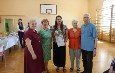 Przedstawiciele Senior&oacute;w z Dziennego Domu Pobytu wręczają podziękowanie Pani Dyrektor i Opiekunce Wolontariuszy