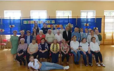 wsp&oacute;lne zdjęcie Senior&oacute;w z Dziennego Domu Pobytu z wolontariuszami
