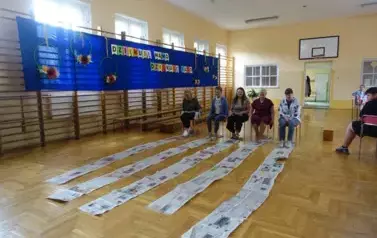 Panie biorące udział w zabawie sprawnościowej z gazetą