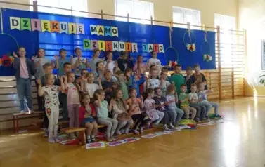 Dzieci przedstawiające program z okazji Dnia Rodziny