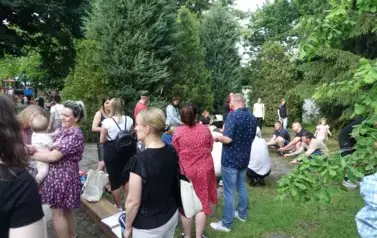 wsp&oacute;lne świętowanie dzieci i rodzic&oacute;w  przy ognisku