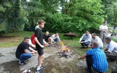 wsp&oacute;lne świętowanie dzieci i rodzic&oacute;w  przy ognisku