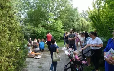 wsp&oacute;lne świętowanie dzieci i rodzic&oacute;w  przy ognisku