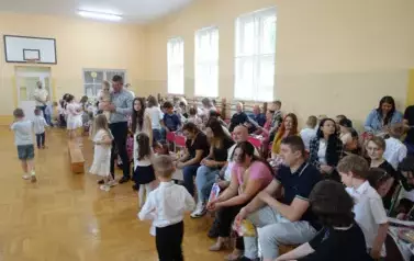Dzieci wręczają rodzicom własnoręcznie wykonane prezenty