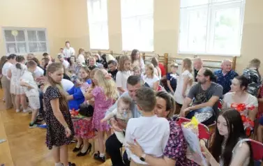 Dzieci wręczają rodzicom własnoręcznie wykonane prezenty