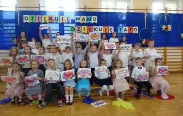Dzieci z oddziału przedszkolnego oraz I-III dziękują rodzicom swoim Rodzicom