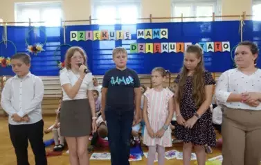 Klasa III przedstawia sw&oacute;j program z okazji Dnia Rodziny