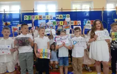 Klasa II przedstawia sw&oacute;j program z okazji Dnia Rodziny