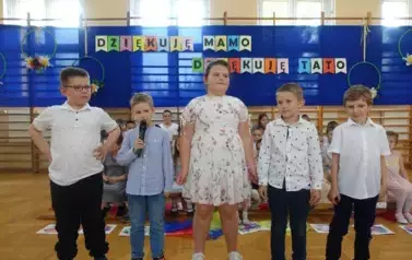 Klasa I przedstawia sw&oacute;j program z okazji Dnia Rodziny