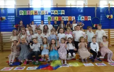 Dzieci z oddziału przedszkolnego oraz I-III przedstawiają rodzicom sw&oacute;j program z okazji Dnia Rodziny