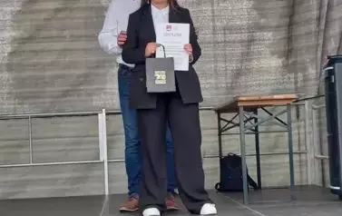 wręczenie nagrody dziewczynce przez Burmistrza Miasta