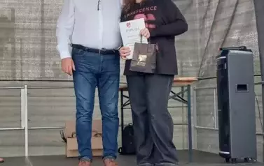 wręczenie nagrody dziewczynce przez Burmistrza Miasta