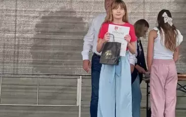 wręczenie nagrody dziewczynce przez Burmistrza Miasta