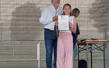 wręczenie nagrody dziewczynce przez Burmistrza Miasta
