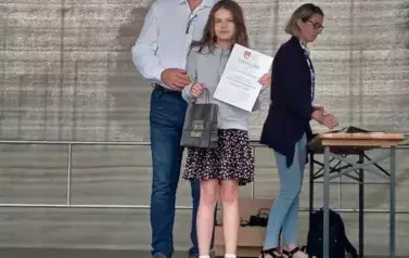 wręczenie nagrody dziewczynce przez Burmistrza Miasta