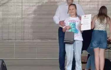 wręczenie nagrody dziewczynce przez Burmistrza Miasta