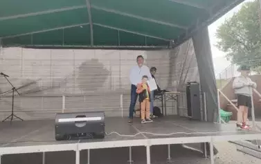 wręczenie nagrody chłopcu za II miejsce przez Burmistrza Miasta