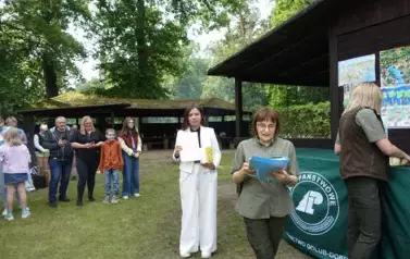 dziewczynka prezentująca dyplom i nagrodę