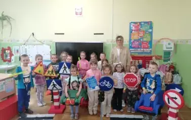 wsp&oacute;lne zdjęcie przedszkolak&oacute;w z panią edukatorką z WORD