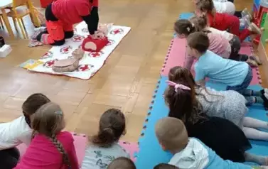 przedszkolaki uczą się uciskać klatkę piersiową