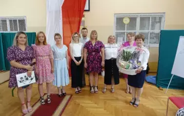 Pani Dyrektor wraz z Radą Rodzic&oacute;w, trzymająca w ręku prezent