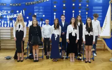 absolwenci kończący naukę w szkole podstawowej