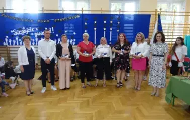 rodzice, kt&oacute;rzy otrzymali podziękowania wraz z wychowawcą i Panią Dyrektor