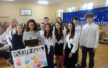 wsp&oacute;lne zdjęcie klasy VIII z wychowawcą po wręczeniu upominku
