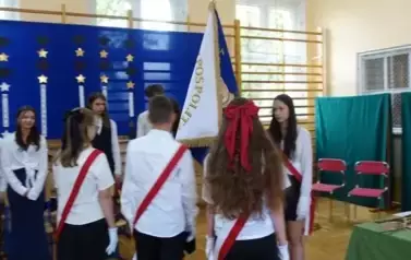 przekazanie pocztu sztandarowego uczniom klasy VII 