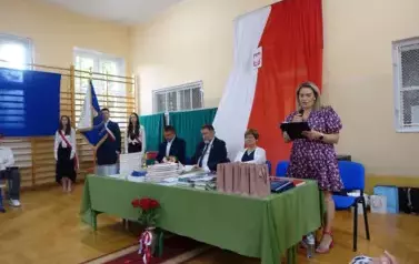 Przewodnicząca Rady Rodzic&oacute;w przemawia przez mikrofon