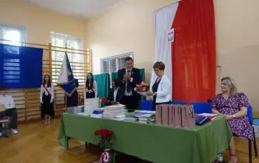 Pani Dyrektor trzyamjąca w ręku bukiet kwiat&oacute;w otrzymanych od Pana Burmistrza