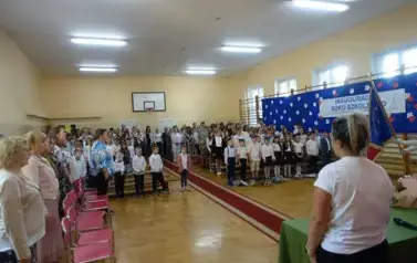 społeczność szkolna na rozpoczęciu roku szkolnego 