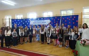 uczniowie otrzymujący stypendia naukowe wraz z rodzicami oraz Pani Dyrektor i Pan Burmistrz