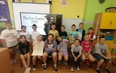 trzecioklasiści reklamujący Narodowe czytanie 2025