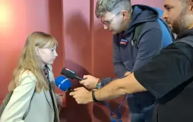 dziewczynka udzielająca wywiadu