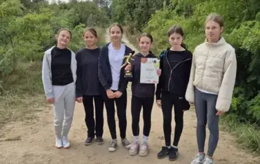 drużyna dziewcząt ze zdobytym pucharem i dyplomem